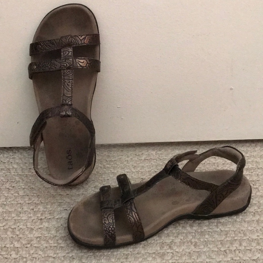 Taos “Trophy” Bronze Embossed Leather Adjustable Arch Support Flat Sandals Sz 7